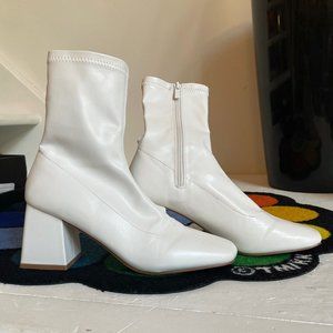 Nasty Gal White Vegan Leather zip-up Gogo sock boots sz 7UK 40EU 9US 60s 90s